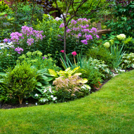 Jardin soigneusement entretenu avec des fleurs colorées et des arbustes, démontrant un entretien d'espaces verts de qualité
